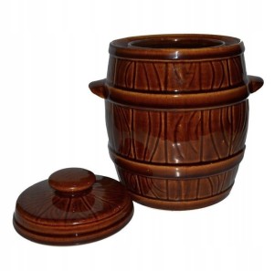 Beczka kamionka do kiszenia ogórków kapusty obok zatyczka.