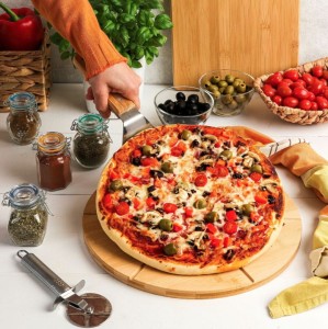Deska bambusowa do serwowania pizzy Tadar 33 cm, na wierzchu pizza, dookoła przyprawy.