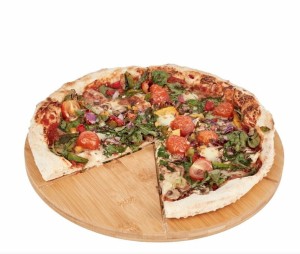 Deska bambusowa do serwowania pizzy Tadar 33 cm, na wierzchu upieczona pizza.