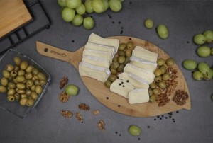 Deska do krojenia bambusowa z rączką Scandi liść na wierzchu ułożone sery, oliwki, orzechy.