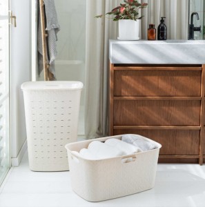 Kosz na pranie odzież bieliznę 56L CURVER Softex kremowy wraz z pojemnikiem do wynoszenia prania w tym samym kolorze w łazience.