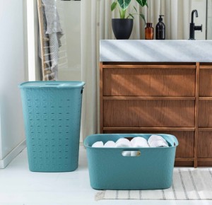 Kosz na pranie odzież bieliznę 56L CURVER Softex turkusowy wraz z pojemnikiem do wynoszenia prania w tym samym kolorze w łazience.