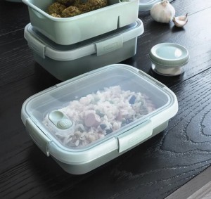Lunch box pojemnik na żywność ze sztućcami Smart Eco 1,2L Curver wewnątrz owsianka  z owocami.