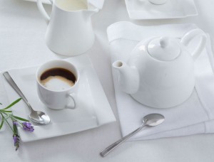 Mlecznik porcelanowy z uchwytem Fala Kubiko Ambition 200 ml wraz z filiżanką wypełnioną kawą oraz dzbankiem z tej samej serii.