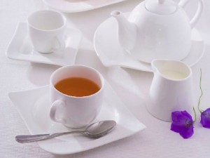 Mlecznik porcelanowy Fala Kubiko Ambition 130 ml wraz z filiżanką i dzbankiem z tej samej kolekcji.