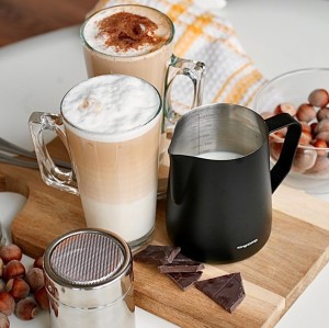 Dzbanek stalowy spieniacz do mleka czarny Barista Konighoffer 600 ml wraz z szklanką kawy