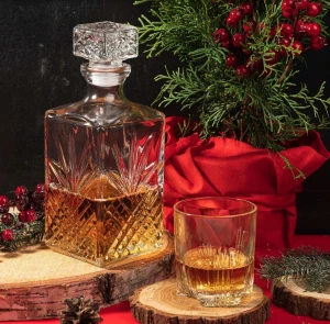 Karafka szklana z korkiem Selecta Bormioli Rocco 1 L obok szklanka, z nalanym trunkiem.