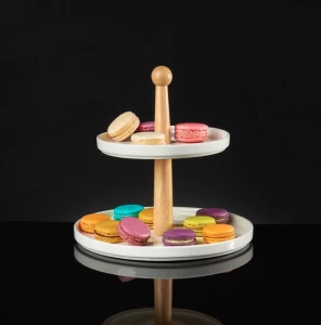 Patera dwupoziomowa Natural Ambition 18/26 cm na czarnym tle. Na paterze poukładane kolorowe ciasteczka makaroniki.