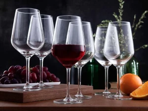 Kieliszki do wina czerwonego Rubin 530 ml 6 sztuk Altom z nalanym winem czerwonym