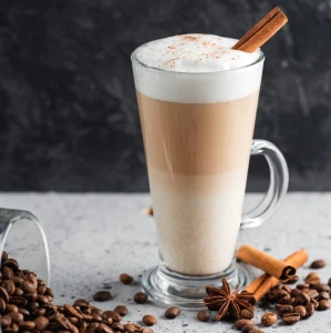 Szklanka Latte 260 ml Galicja, wewnątrz nalana kawa typu latte.