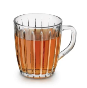 Jeden kubek z uchem Ruta Tadar 250 ml napełniony herbatą.