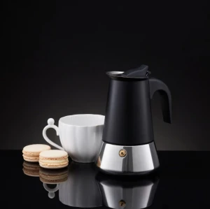 Kawiarka ciśnieniowa czarno - stalowa do espresso Spark Ambition o pojemności 450 ml. Obok znajduje się biała filiżanka i dwa ciasteczka słoneczka.