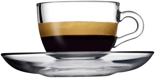 Filiżanka szklana do espresso ze spodkiem, wewnątrz kawa nalana do połowy.