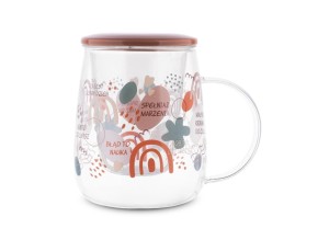 Kubek z szklanym zaparzaczem i ceramiczną pokrywką w różowym kolorze. Na kubku kolorowe grafiki i napisy "Spełniaj marzenia"